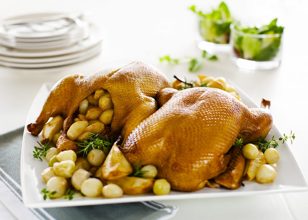 Canards du Lac Brome rôtis, farcis aux pommes et laqués au miel de lavande