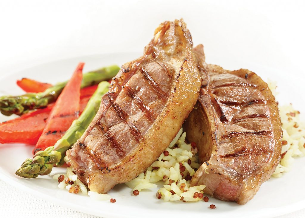 Côtelettes de canard du Lac Brome grillées, poire bosc et sauce au poivre vert