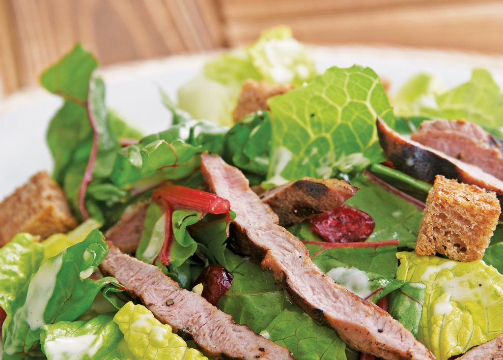 Salade César sucrée à la bette à carde et aux filets de poitrine de canard grillés