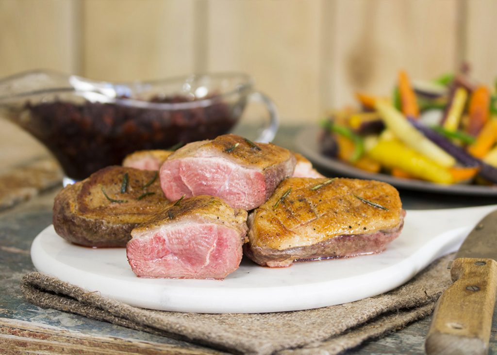 Poitrines de canard poêlées et légumes racines rôtis