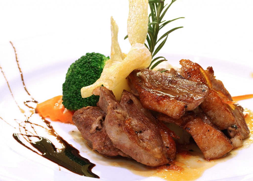 Côtelettes de canard du Lac Brome sautées, caramel à la bière et cerise de terre