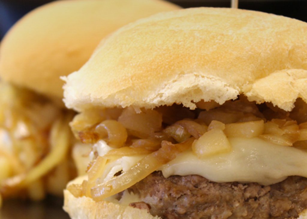 Le Couac Couac burger au chutney de pommes et au fromage Alfred le Fermier sur petits pains briochés