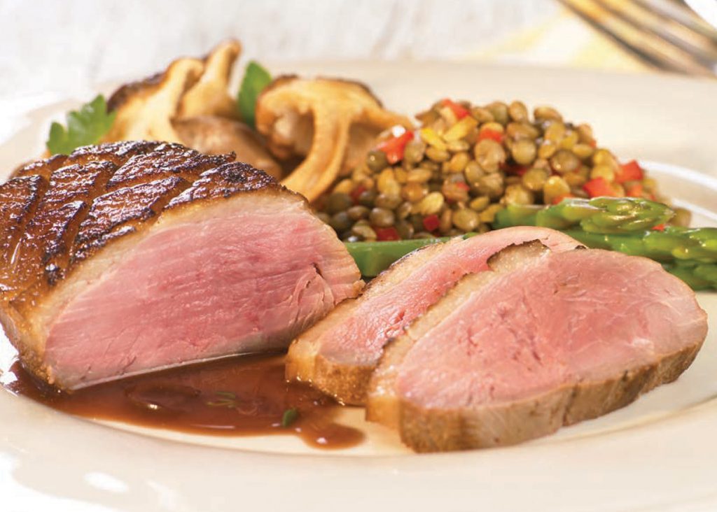 Poitrines de canard oranges confites et 3 poivres, sauce au merlot et vinaigre balsamique