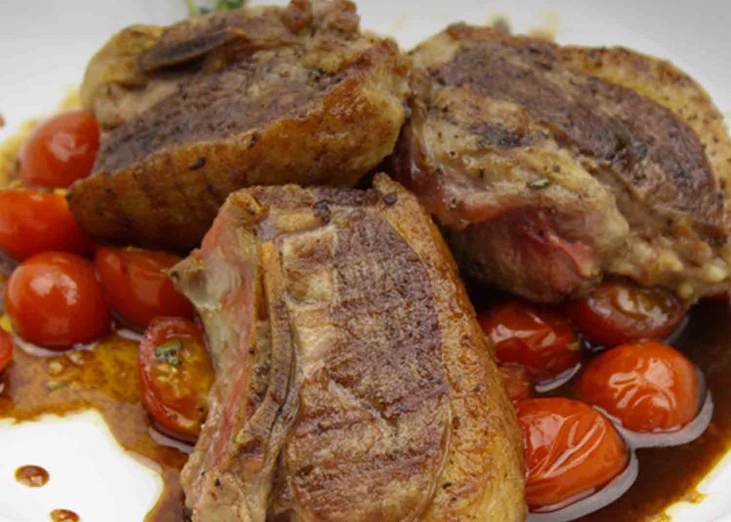 Côtelettes de canard du lac brome grillées, tomates cerise rôties à l’érable et vinaigre balsamique
