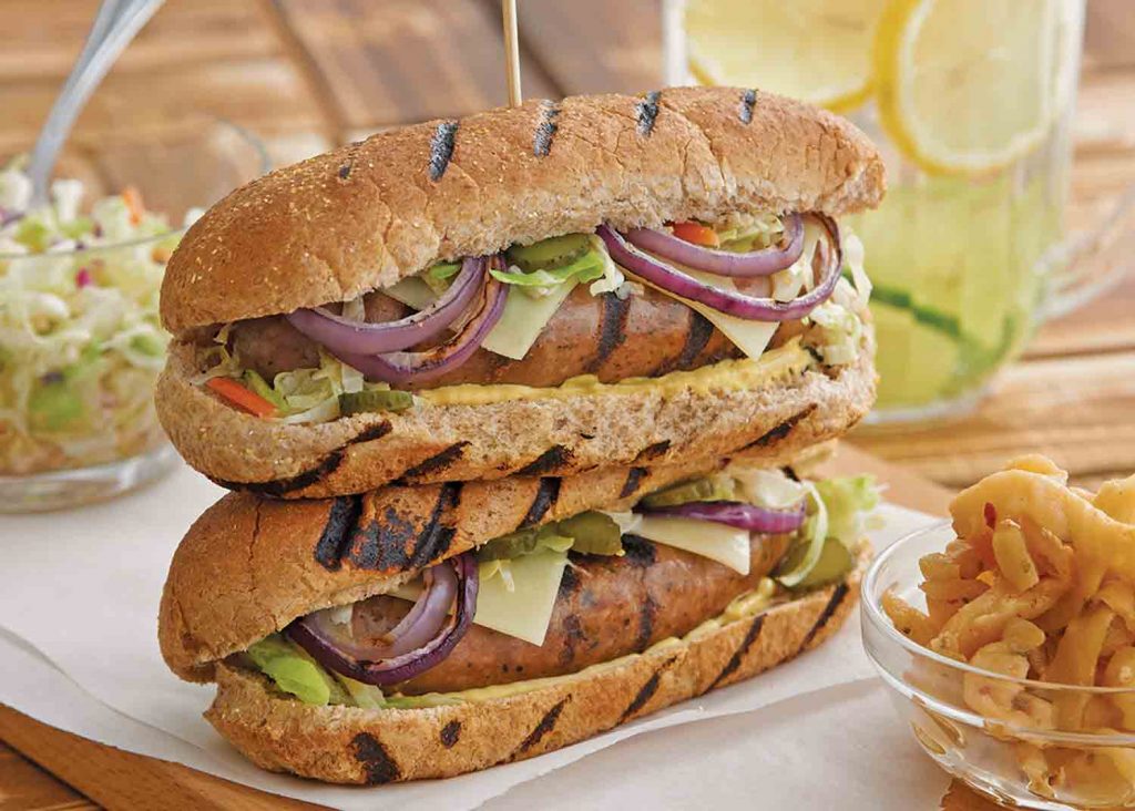 Sandwichs européens aux saucisses de canard à l’oignon grillé