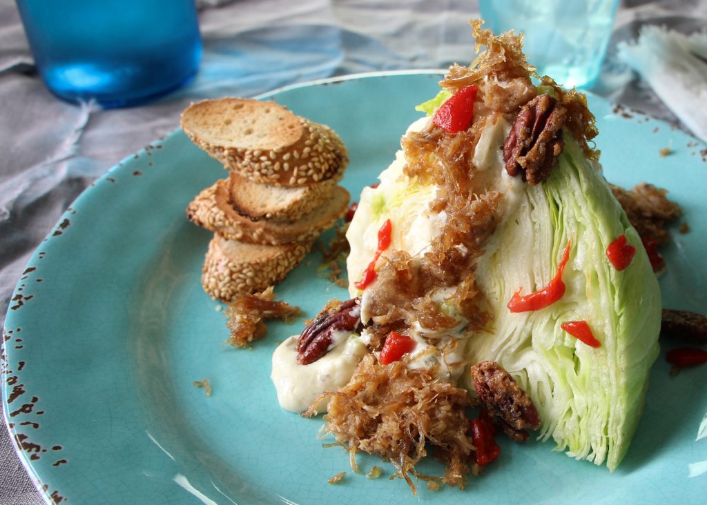 Quartiers de laitue iceberg à l’effiloché de canard